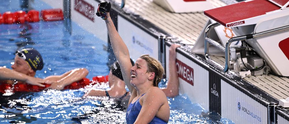 Angelina Köhler feiert ihren WM-Titel über 100 Meter Schmetterling.
