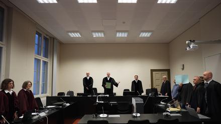 Der Angeklagte hat nach Feststellung des Gerichts als Milizenchef Zivilisten in Damaskus misshandelt und zu Zwangsarbeit gezwungen.
