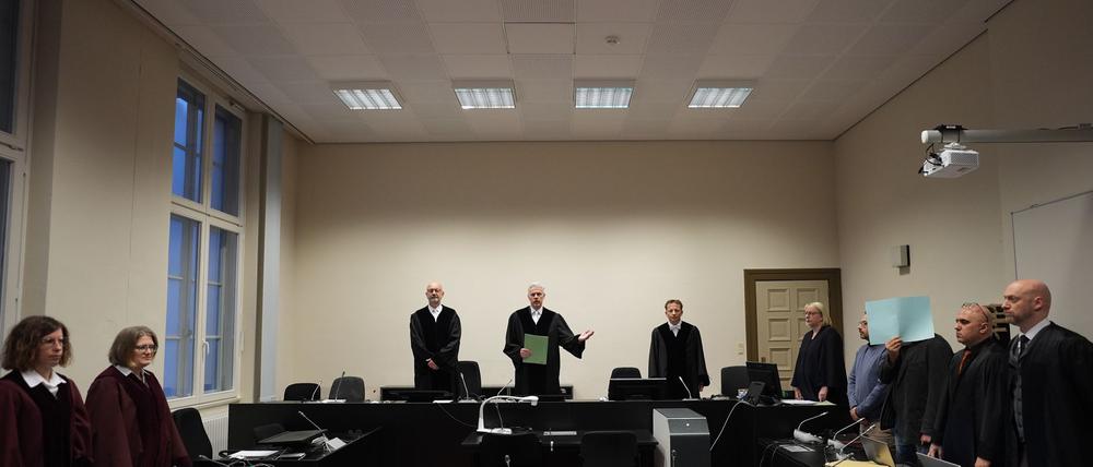 Der Angeklagte hat nach Feststellung des Gerichts als Milizenchef Zivilisten in Damaskus misshandelt und zu Zwangsarbeit gezwungen.