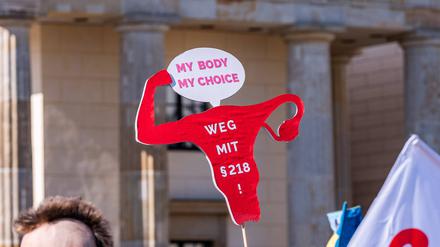 Auf einem Schild steht „Paragraf 218“ (Symbolbild).