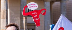 Auf einem Schild steht „Paragraf 218“ (Symbolbild).