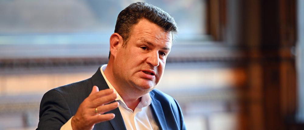 ARCHIV - 27.08.2024, Thüringen, Erfurt: Hubertus Heil (SPD), Bundesarbeitsminister, während einer Wahlkampfveranstaltung der SPD-Stadtratsfraktion zum Thema ·Zukunft der Arbeit und sichere Rente· im Festsaal des Erfurter Rathauses.+