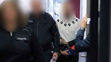 Ein 38-Jähriger soll einem Mann auf dessen Verlangen hin bei einem fingierten Machetenüberfall mehrere Finger abgeschlagen haben. (Archivbild)