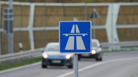 ARCHIV - 30.10.2023, Brandenburg, Mühlenbeck: Ein blau-weisses Schild weist auf den Beginn der Autobahn hin. (zu dpa: «Nächstes Teilstück der A44 wird freigegeben») Foto: Soeren Stache/dpa +++ dpa-Bildfunk +++