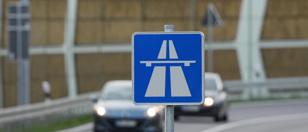 ARCHIV - 30.10.2023, Brandenburg, Mühlenbeck: Ein blau-weisses Schild weist auf den Beginn der Autobahn hin. (zu dpa: «Nächstes Teilstück der A44 wird freigegeben») Foto: Soeren Stache/dpa +++ dpa-Bildfunk +++