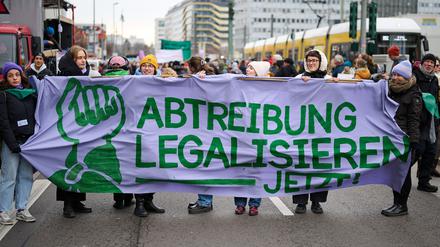 Die Kampagne „Abtreibung legalisieren“ hat am 7. Dezember in Berlin und Karlsruhe Demonstrationen für die Legalisierung von Abtreibungen organisiert.