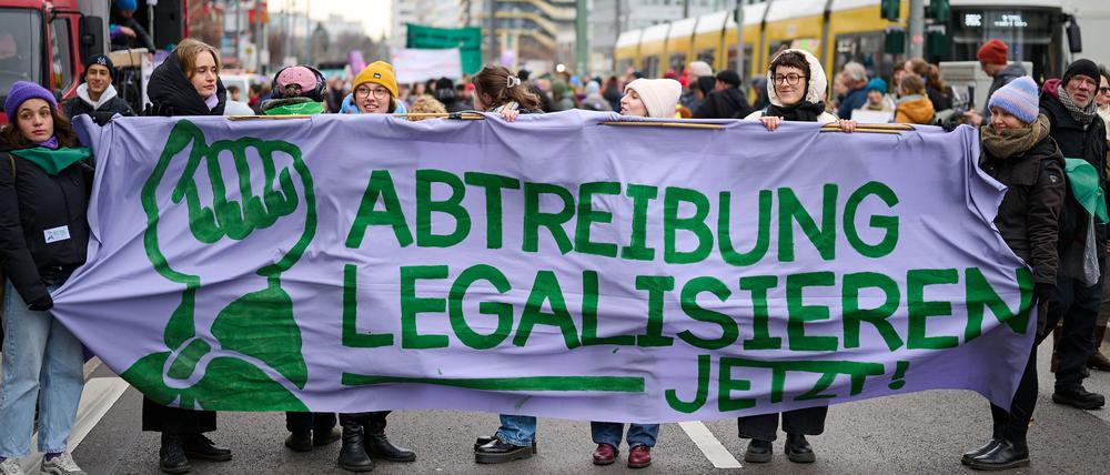 Die Kampagne „Abtreibung legalisieren“ hat am 7. Dezember in Berlin und Karlsruhe Demonstrationen für die Legalisierung von Abtreibungen organisiert.
