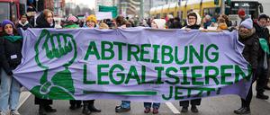 Die Kampagne „Abtreibung legalisieren“ hat am 7. Dezember in Berlin und Karlsruhe Demonstrationen für die Legalisierung von Abtreibungen organisiert.