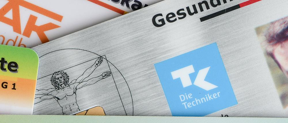 Gesundheitskarten verschiedener Krankenkassen liegen auf einem Tisch (Symbolbild).