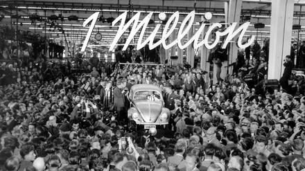 Symbol neuen Wohlstands. Am 5. August 1955 läuft im Wolfsburger Volkswagenwerk der millionste VW-Käfer vom Band.