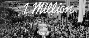 Symbol neuen Wohlstands. Am 5. August 1955 läuft im Wolfsburger Volkswagenwerk der millionste VW-Käfer vom Band.