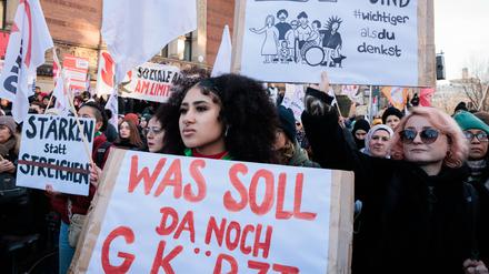 Protest gegen Sozialkürzungen vor dem Berliner Abgeordnetenhaus Ende 2024 (Archivbild). 