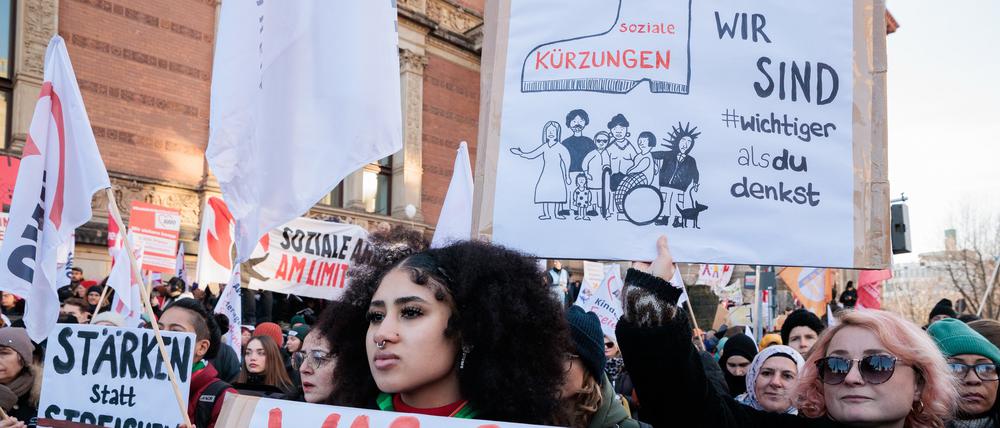Teilnehmer einer Großkundgebung von AWO, Caritas, Diakonie, Paritätischer Berlin demonstrieren vor dem Berliner Abgeordnetenhaus gegen die Kürzungen des Berliner Senats im sozialen Bereich. 