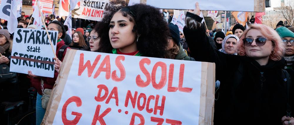 Protest gegen Sozialkürzungen vor dem Berliner Abgeordnetenhaus Ende 2024 (Archivbild). 