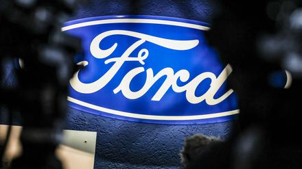Ein beleuchtetes Firmenschild des Autobauers Ford leuchtet am Rande einer Betriebsversammlung am Standort Köln (Symbolbild).