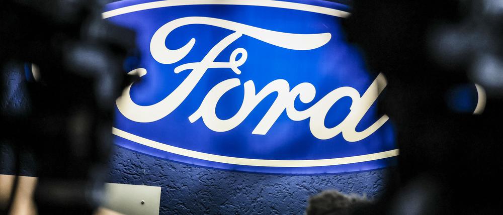 Ein beleuchtetes Firmenschild des Autobauers Ford leuchtet am Rande einer Betriebsversammlung am Standort Köln (Symbolbild).