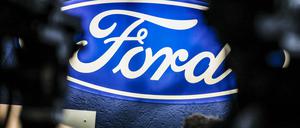 Ein beleuchtetes Firmenschild des Autobauers Ford leuchtet am Rande einer Betriebsversammlung am Standort Köln (Symbolbild).