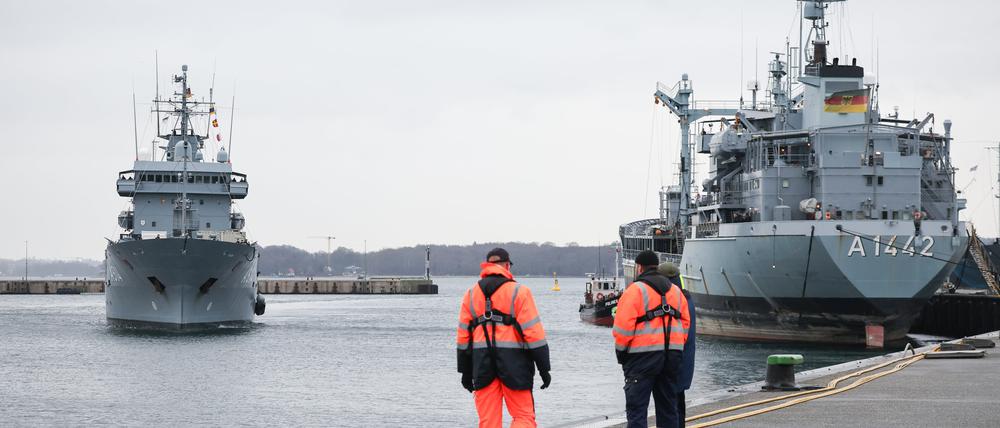 Der Tender „Werra“ legt an einer Mole im Marinestützpunkt Kiel an (Symbolbild).
