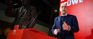 Ruppert Stüwe, SPD-Bundestagskandidat für Steglitz-Zehlendorf, spricht beim Parteitag der Berliner SPD zur Wahl der Landesliste für die Bundestagswahl in der SPD-Zentrale, dem Willy-Brandt-Haus. (Archivbild)