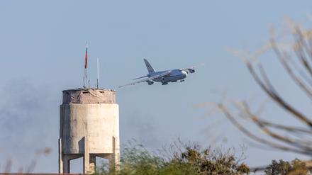 Ein russisches Militärflugzeug nähert sich dem Luftwaffenstützpunkt Hmeimim in der syrischen Küstenstadt Latakia (Archivbild).