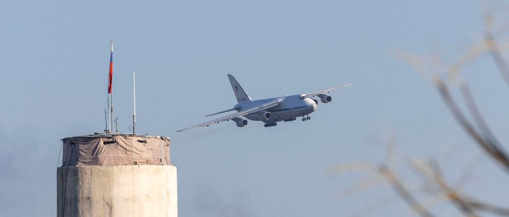 Ein russisches Militärflugzeug nähert sich dem Luftwaffenstützpunkt Hmeimim in der syrischen Küstenstadt Latakia (Archivbild).