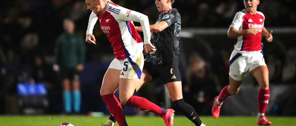 Der FC Bayern München um Giulia Gwinn (r) musste sich dem WFC Arsenal geschlagen geben und verpasste damit den Gruppensieg.