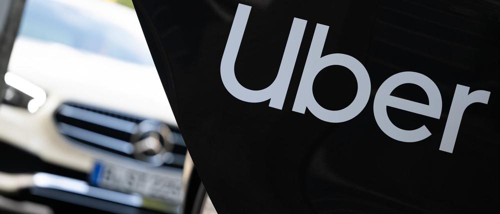 Die Berliner Landesregierung will schärfer gegen Mietwagenanbieter wie Uber und Bolt vorgehen. (Archivbild)