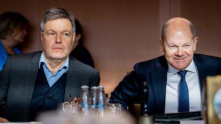 Der Grünen-Spitzenkandidat Robert Habeck und der SPD-Kanzlerkandidat Olaf Scholz zu Beginn der Kabinettssitzung im Bundeskanzleramt.