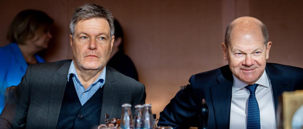 Der Grünen-Spitzenkandidat Robert Habeck und der SPD-Kanzlerkandidat Olaf Scholz zu Beginn der Kabinettssitzung im Bundeskanzleramt.