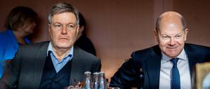 Der Grünen-Spitzenkandidat Robert Habeck und der SPD-Kanzlerkandidat Olaf Scholz zu Beginn der Kabinettssitzung im Bundeskanzleramt.