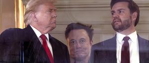Donald Trump, Elon Musk und JD Vance bei einem Footballspiel. 
