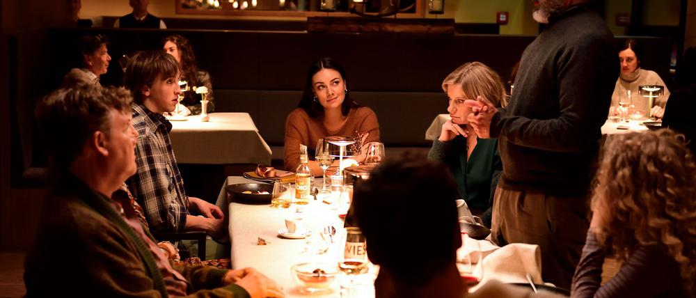 Anna (Janina Uhse) und Thomas (Florian David Fitz) haben für ihre Hochzeit an einem Winterwochenende in ein nobles Alpenresort in Tirol eingeladen. Das sorgt für Häme bei Thomas' Schwager Stephan (Christoph Maria Herbst), der das für Angeberei hält.