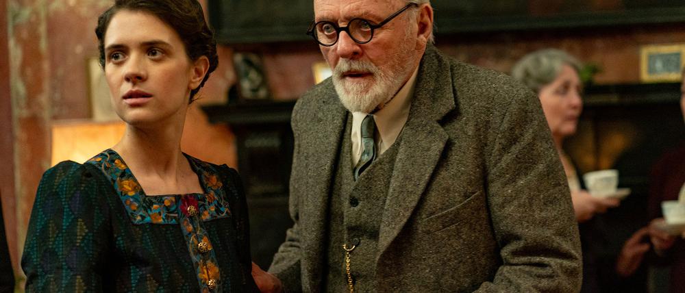 Anthony Hopkins übernahm die Rolle des Sigmund Freud. Liv Lisa Fries (l.) spielt Tochter Anna.
