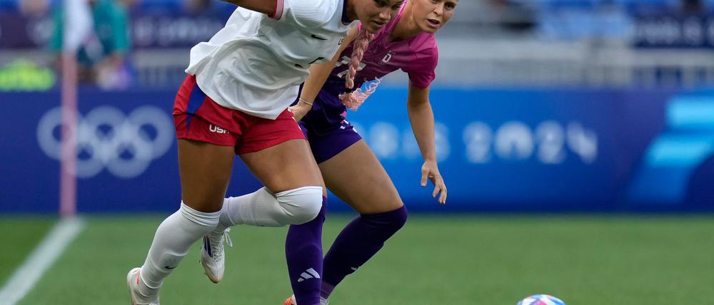 Trinity Rodman (links) spricht über ihren Vater.