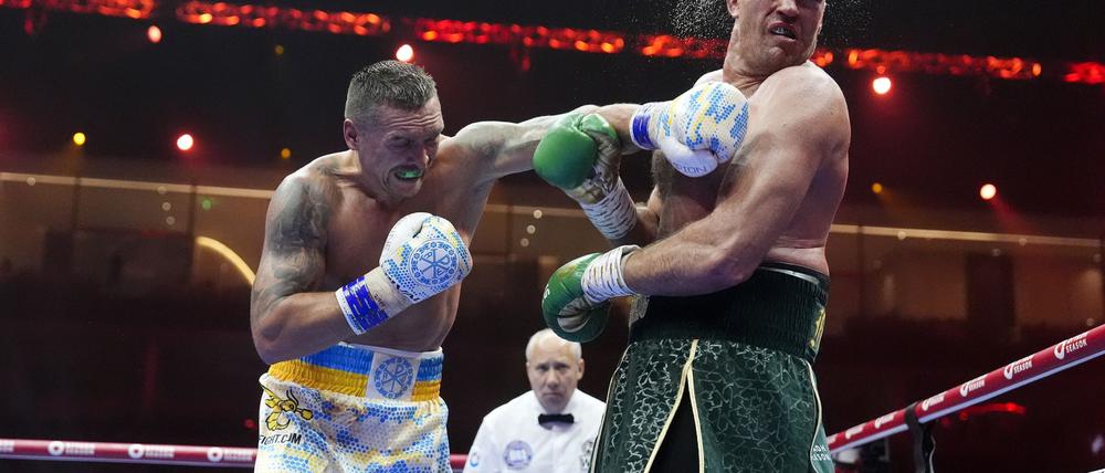 Die Boxwelt fiebert auf den Rückkampf zwischen Tyson Fury (r)  und Oleksandr Usyk hin