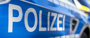 An der Tür von einem Streifenwagen steht der Schriftzug «Polizei».