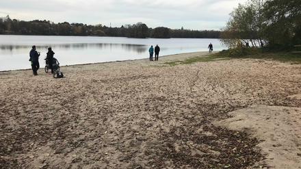 Herbst 2020, Glienicker See, Berlin-Kladow. Badestelle Moorloch. Unten rechts ist die alte Wasserlinie zu erkennen. Der Strand war früher nicht so breit.