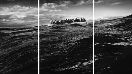 Hilflos auf hoher See: Robert Longo kombinierte für sein dramatisches Bild eine Vorlage von „Ärzte ohne Grenzen“ und Wellen, die er selbst in East Hampton fotografierte.