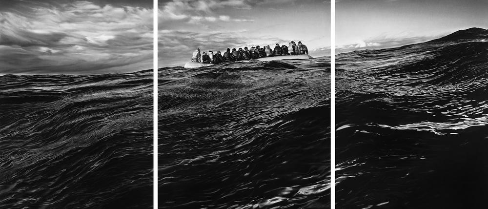 Hilflos auf hoher See: Robert Longo kombinierte für sein dramatisches Bild eine Vorlage von „Ärzte ohne Grenzen“ und Wellen, die er selbst in East Hampton fotografierte.