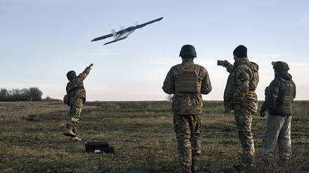 Ukrainische Soldaten starten eine Drohne auf russische Stellungen in der Nähe von Bachmut.