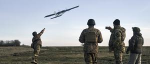 Ukrainische Soldaten starten eine Drohne auf russische Stellungen in der Nähe von Bachmut.