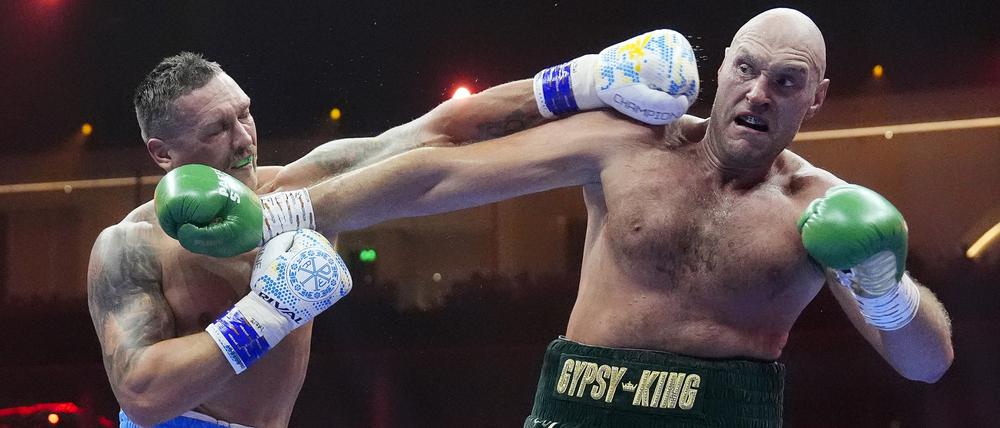 Tyson Fury (r) kämpft gegen Oleksandr Ussyk um mehrere Weltmeistertitel im Schwergewicht in der Kingdom Arena. 