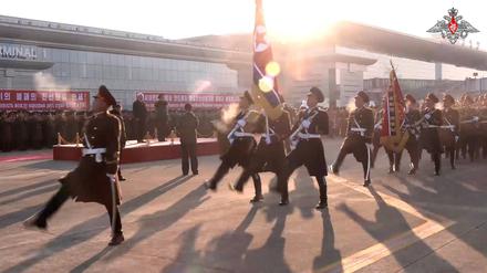 Nordkoreanische Soldaten marschieren in Pjöngjang während eines Besuchs des russischen Verteidigungsministers Andrej Beloussow.