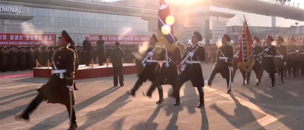 Nordkoreanische Soldaten marschieren in Pjöngjang während eines Besuchs des russischen Verteidigungsministers Andrej Beloussow.