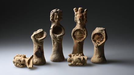 Frauenfiguren mit und ohne Krone, Mitte 14. Jahrhundert. In der Mitte war hiter Glas einMedaillon eingearbeitet, das womöglich als Reliquiar gedient hat. 
