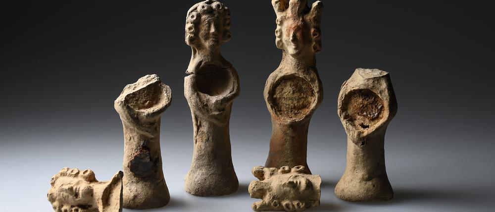 Frauenfiguren mit und ohne Krone, Mitte 14. Jahrhundert. In der Mitte war hiter Glas einMedaillon eingearbeitet, das womöglich als Reliquiar gedient hat. 