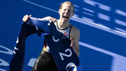 Laura Lindemann aus Deutschland kommt ins Ziel und jubelt über den Olympiasieg. 
