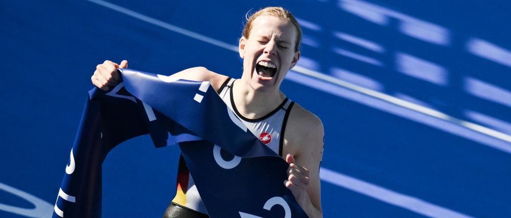 Laura Lindemann aus Deutschland kommt ins Ziel und jubelt über den Olympiasieg. 