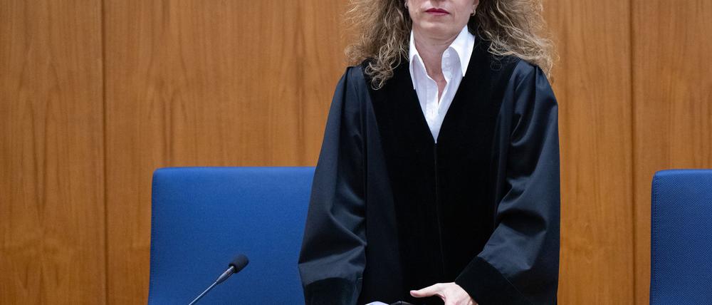 Die Zeugenaussage der langjährigen Assistentin von Ex-DFB-Präsident Wolfgang Niersbach hat für Frust bei der Vorsitzenden Richterin Eva-Marie Distler gesorgt.