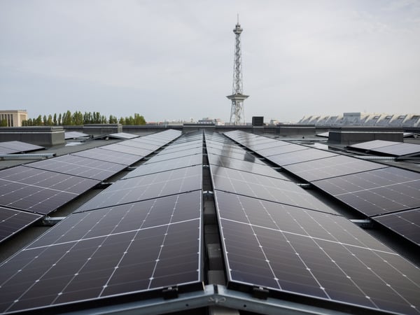 Solarpanels sind vor einem Pressetermin zum Bau von Berlins größter Photovoltaik-Anlage der Stadtwerke und Messe auf dem Dach der Messe Berlin vor dem Funkturm zu sehen. (zu dpa: «Brauchen «Sonnen-Turbo»: Solarausbau laut Umwelthilfe zu langsam») +++ dpa-Bildfunk +++